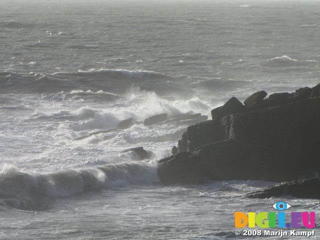 SX01336 Waves on rocks at Dunmore East 